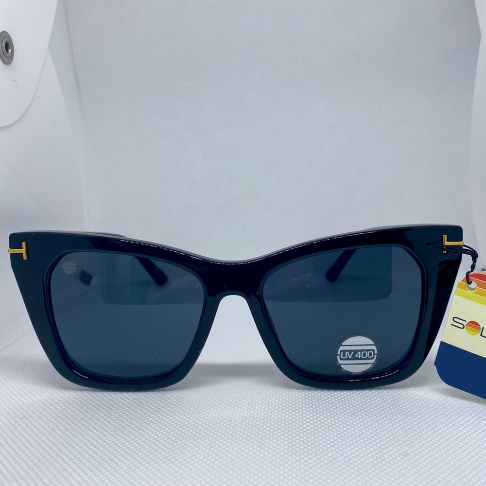 Black Frame Women's Fashion Sunglasses NWT